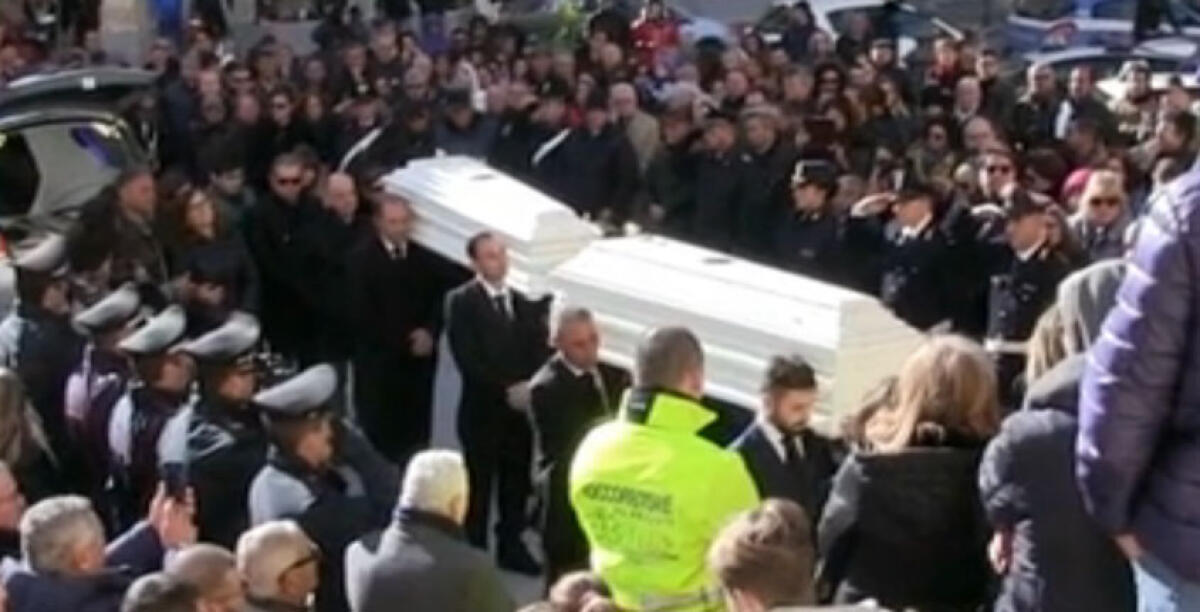 Veglia funebre per Maria Sofia e Gaia, le bare bianche accolte da una folla commossa - 