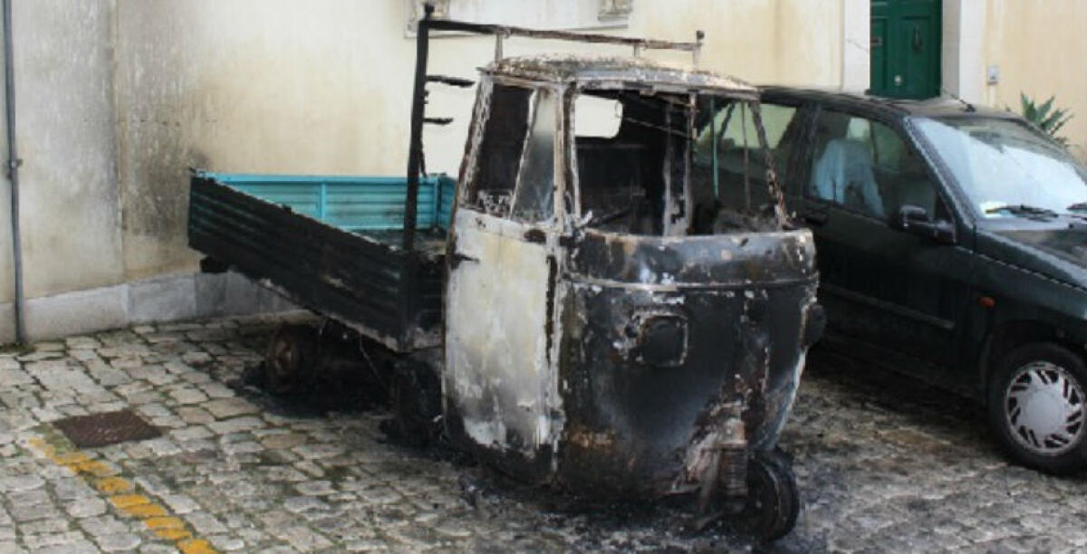 Fiamme in via Feace, nella notte danneggiata una motoape - 