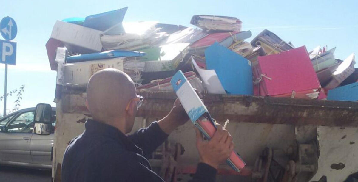 Smaltimento degli archivi del Comune, "nei compattatori faldoni ancora intatti" - 