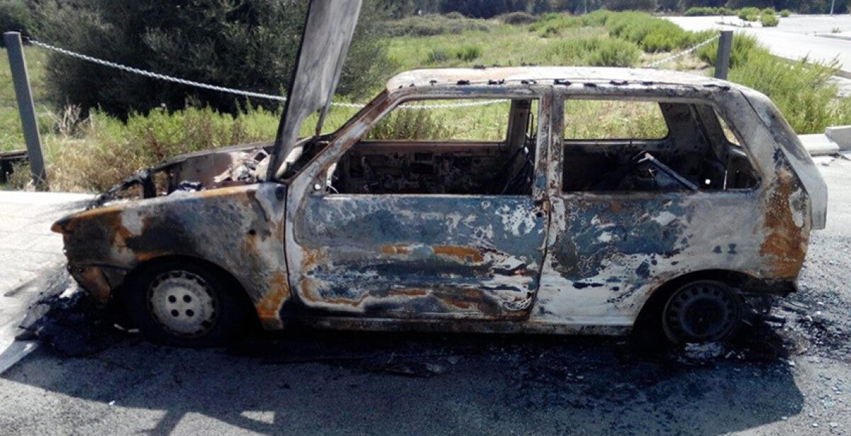 Una Fiat Uno del Consorzio Bonifica di Enna rubata e abbandonata bruciata a Gela - 