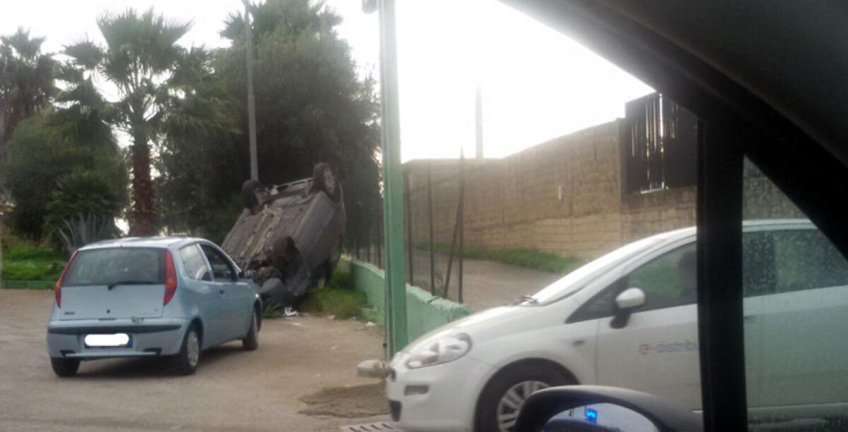 Incidente stradale in un'area di servizio sulla Gela-Catania, gravi due giovani - 