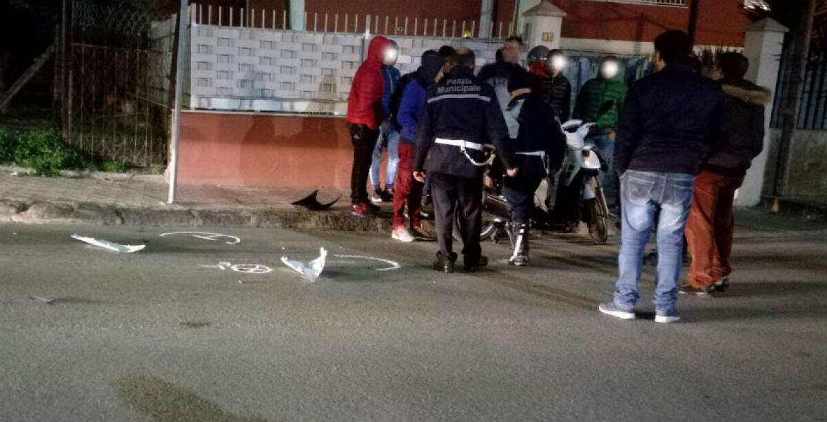 In sella ad uno scooter finisce contro un'auto, ferito un giovanissimo: l'impatto nella zona di Settefarine - 
