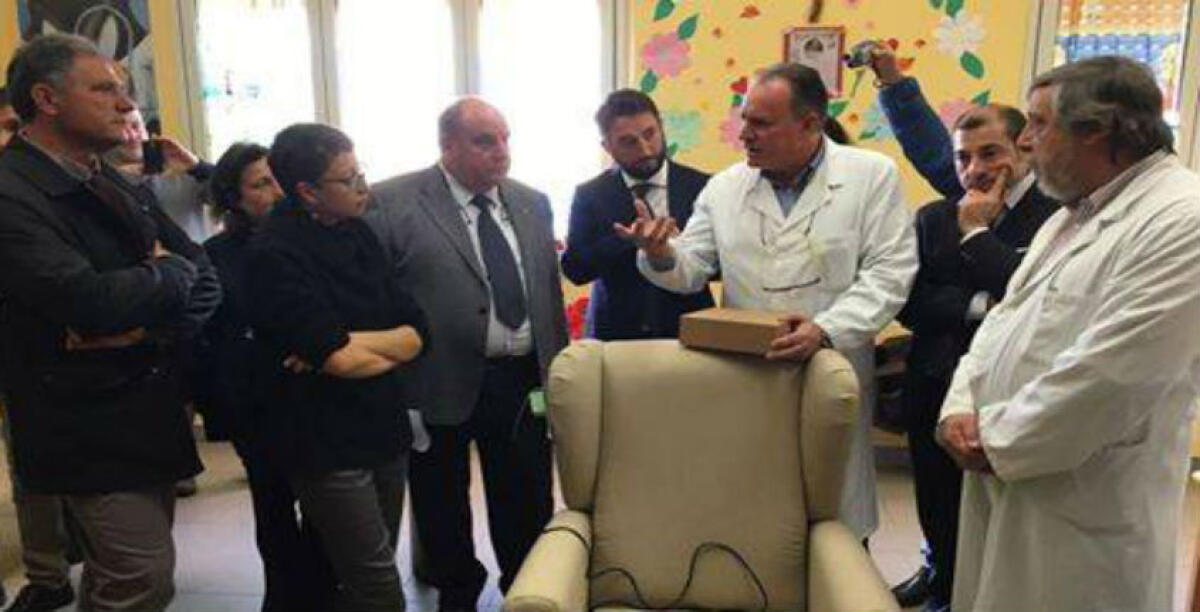 I grillini consegnano una poltrona medicale e uno spirometro in ospedale: Malluzzo, "non c'era bisogno di pubblicità" - 