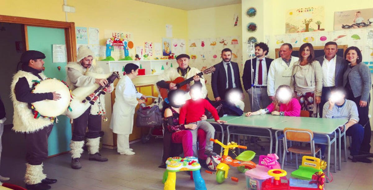 I consiglieri della commissione bilancio in pediatria, canti natalizi e giocattoli ai piccoli pazienti -