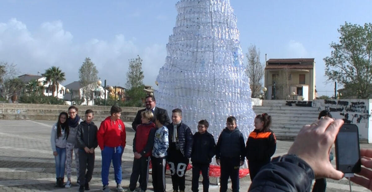 Gela ricicla, gli alunni della scuola primaria realizzano un albero di Natale con le bottiglie di plastica - 