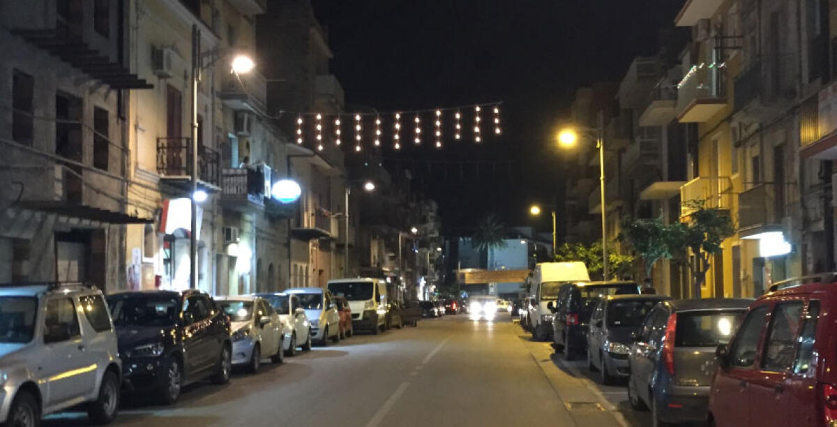 Luminarie di serie B tra calvario e museo, i commercianti: rimuovetele - 