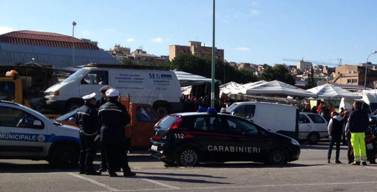 Blitz delle forze dell'ordine al mercatino di via Madonna del Rosario, sequestrati tre mezzi - 
