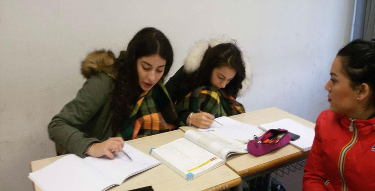 Aule gelate, bambini costretti a stare in classe con cappotti e guanti, il Comune: stiamo attivando i riscaldamenti - 