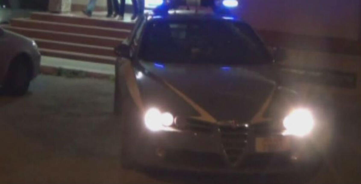 Voleva rubare l'auto, a bordo c'era ancora la moglie del proprietario: indagine su un giovane -