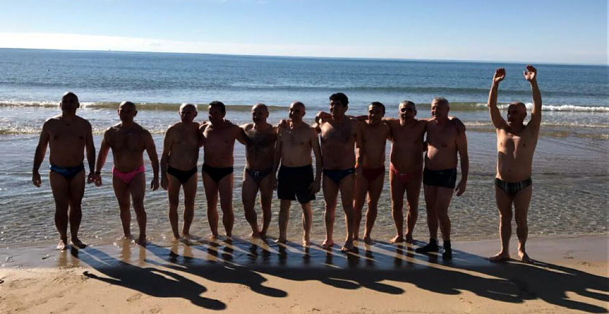 Neanche la temperatura rigida frena la tradizione, bagno di Capodanno per Scialfa ed amici - 