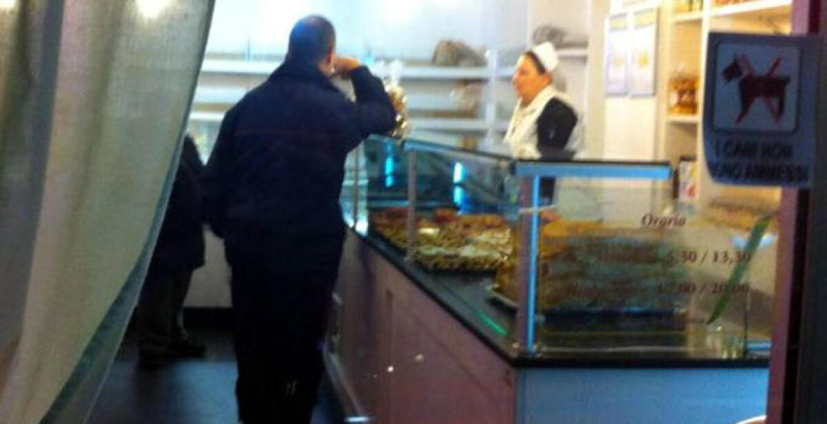 Rapinatore messo in fuga dal pizzaiolo "armato" di pala, colpo riuscito in un panificio - 