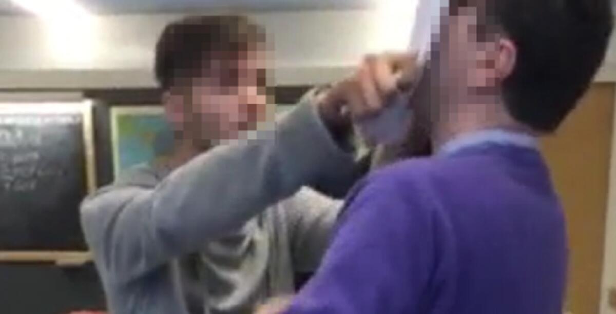 Aggressione selvaggia a scuola, sedicenne colpito con il tirapugni da un compagno di classe - 