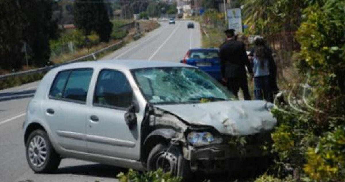 Tragedia sfiorata in centro storico, schianto tra due auto: le vetture finiscono sui marciapiedi - 