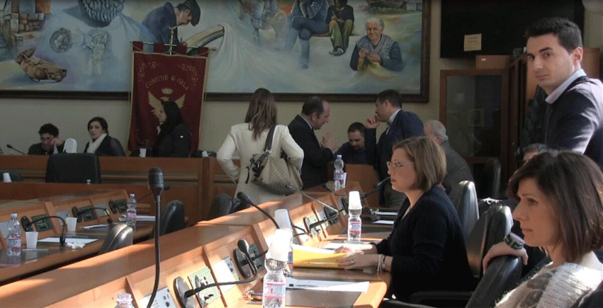 Fumata...grigia per il Pums, tra urla e accuse di tradimento il consiglio rinvia a domani - 