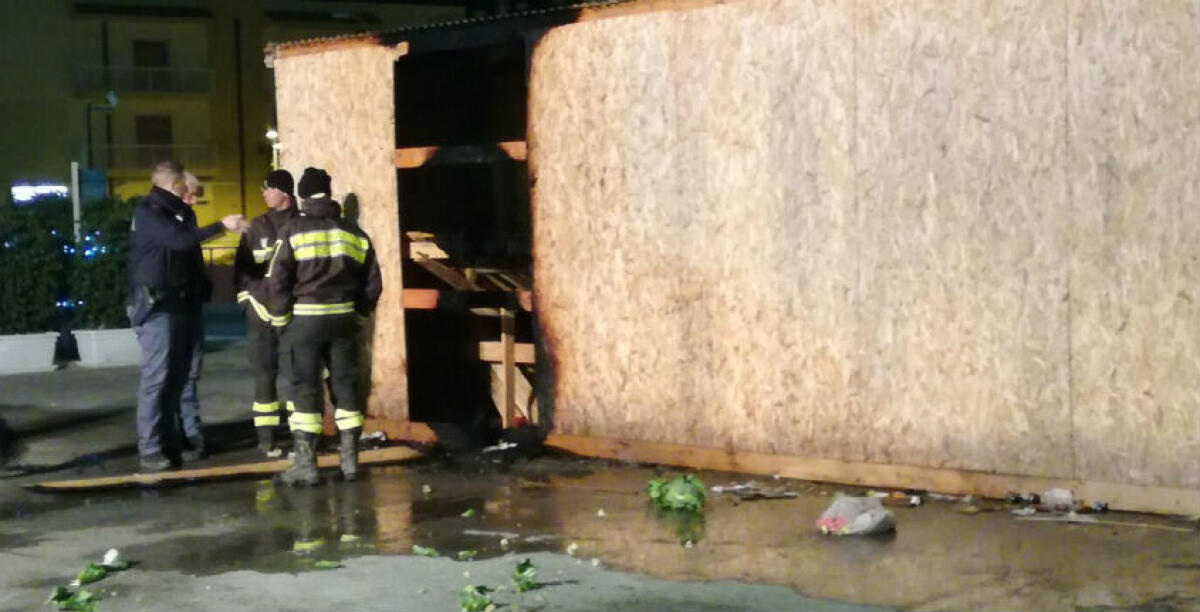 Gli incendiari completano l'opera, due roghi in sei ore alla stessa baracca di frutta e verdura - 