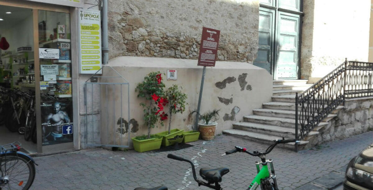 "I vasi sono abusivi, occupano un metro quadro di suolo pubblico", multato un esercente - 