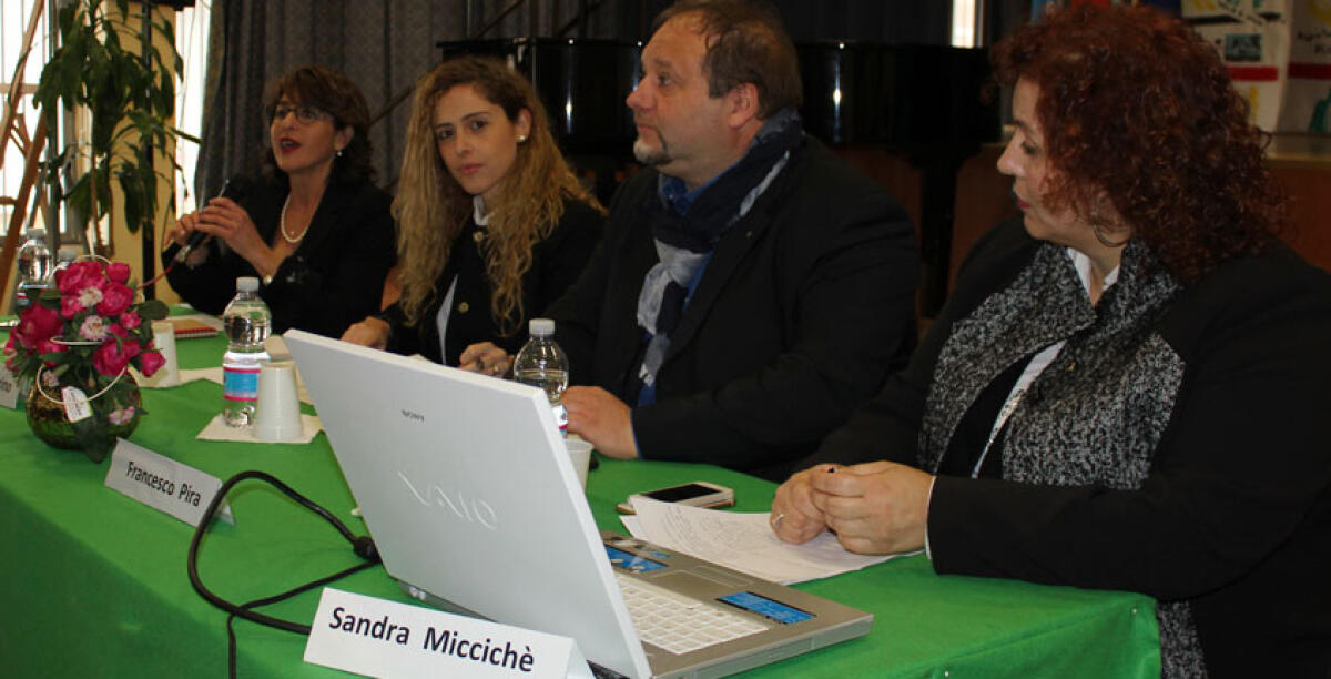 Dipendenza da telefonini, i ragazzi in rete vittime di richieste a sfondo sessuale - 