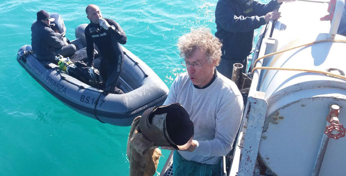 Dal mare di Bulala altri tesori, recuperati 47 lingotti di oricalco, anfore ed elmi corinzi - 