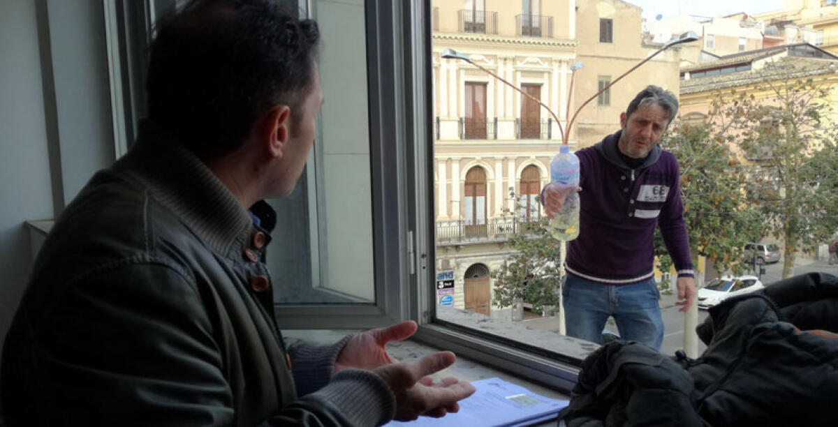 "Assunto solo per le elezioni", ex operaio Tekra minaccia di darsi fuoco al Comune (VIDEO) - 