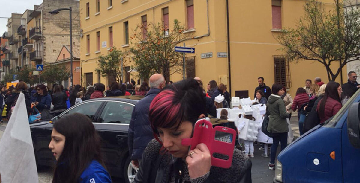 Autovetture tra i bimbi in maschera, sfilata caratterizzata da fischi e applausi - 