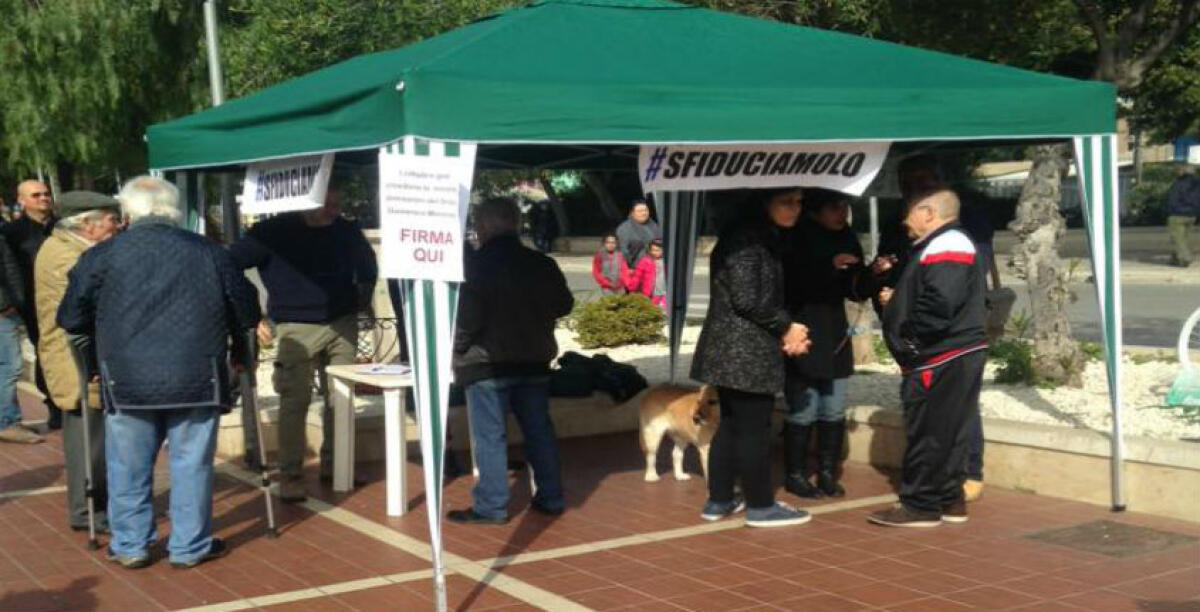 I grillini raccolgono le firme per sfiduciare il sindaco, multati dai vigili: Giudice, "dietro c'è una volontà politica" - 