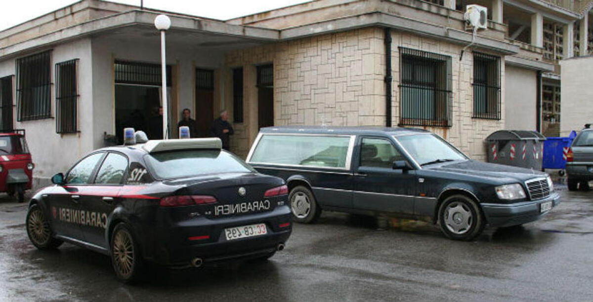 Tomba danneggiata nella notte al cimitero Farello, primi rilievi dei carabinieri - 