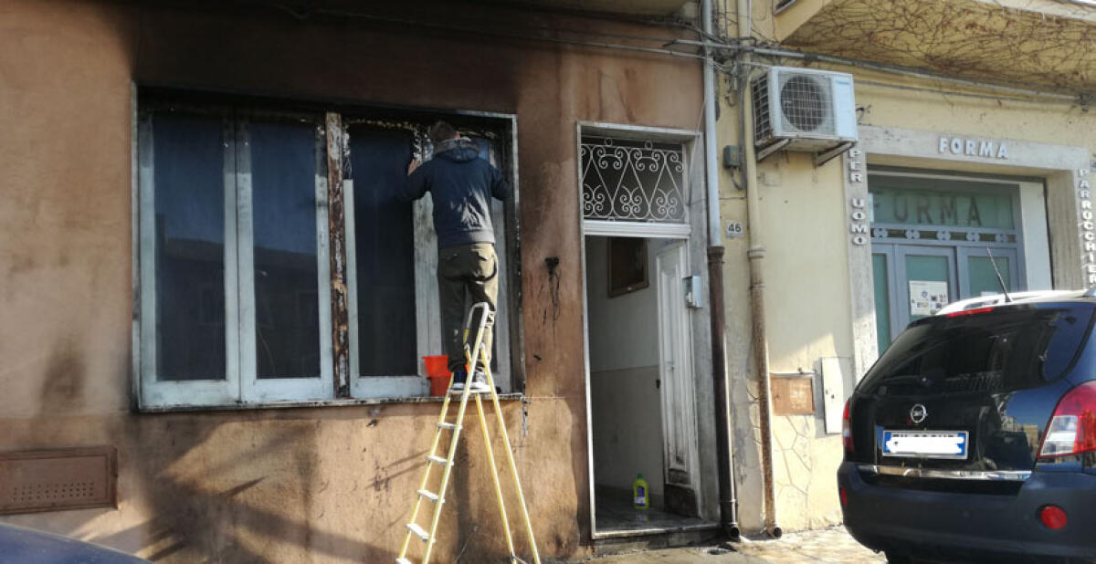 Paura per una coppia di romeni e i loro tre bambini, rogo al portone di casa - 