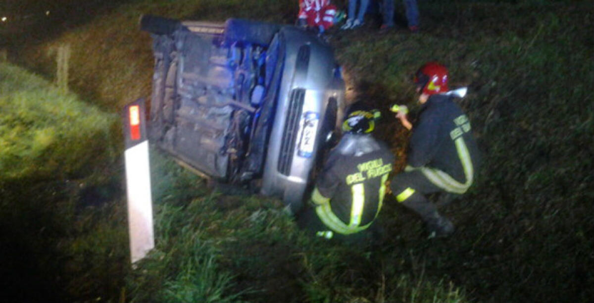 Una Fiat 500 ribaltata al porto rifugio, strada chiusa: almeno un ferito - 