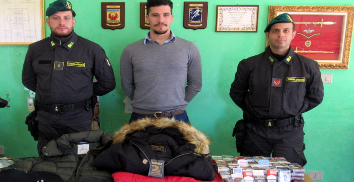 Lotta alla contraffazione, denunciato un venditore ambulante e sequestrato un 1 kg di sigarette - 