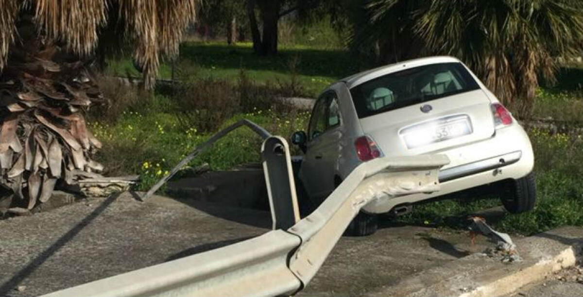 Sfonda un guard rail alla guida della sua Fiat 500, ferita una giovane - 