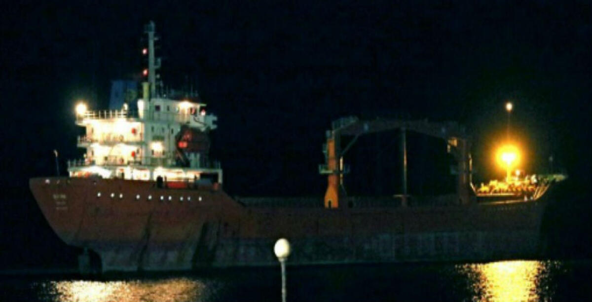 "Da quella nave sostanze pericolose in atmosfera", la vicenda nell'area del porto isola: a processo un ufficiale - 