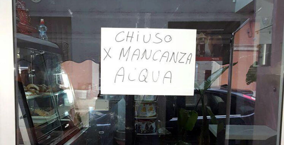 "Chiuso per mancanza d'acqua", l'esasperazione del titolare di un bar del centro - 