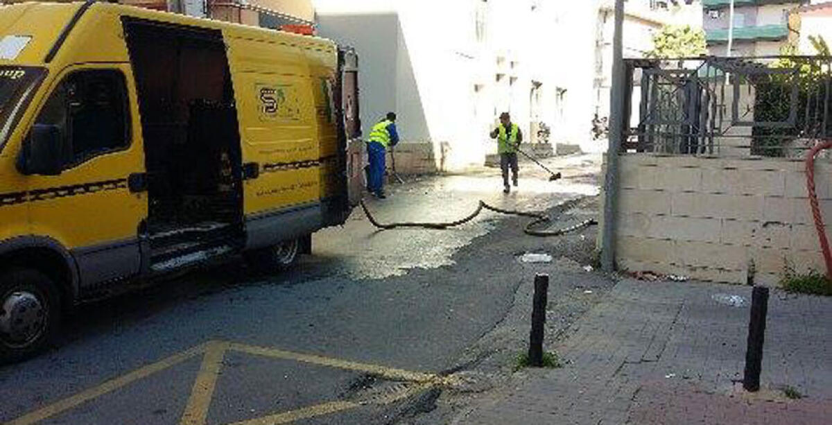 Autocarro sbatte sul marciapiede e fora la tanica, chiusa al traffico via Francia - 
