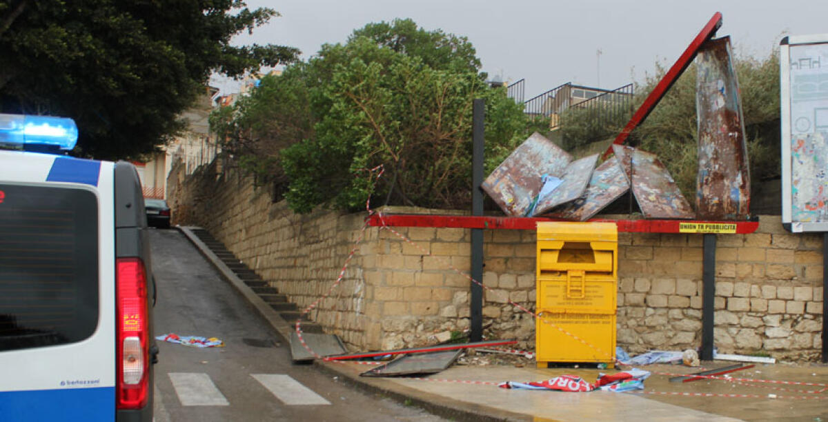 Le raffiche di vento creano danni in città, sul lungomare divelto un maxi pannello pubblicitario - 