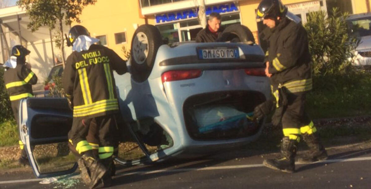 Incidente a Marchitello, una "Fiat Seicento" si ribalta: due feriti - 