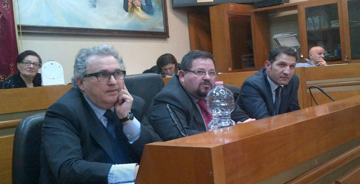 L'accordo tra il Comune e l'Ato sul maxi debito, c'è l'atto della Regione: era essenziale per il consuntivo - L'ex assessore Francesco Salinitro, il sindaco Domenico Messinese e il vice Simone Siciliano