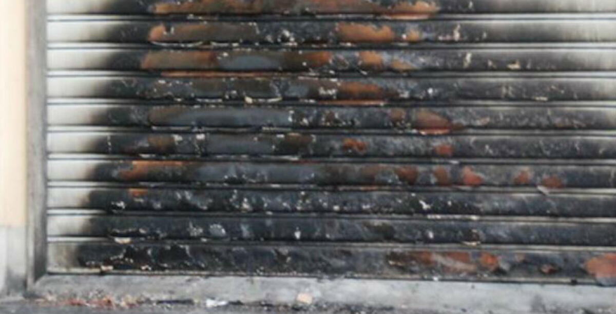 Principio di incendio ad una saracinesca di agenzia disbrigo pratiche - 