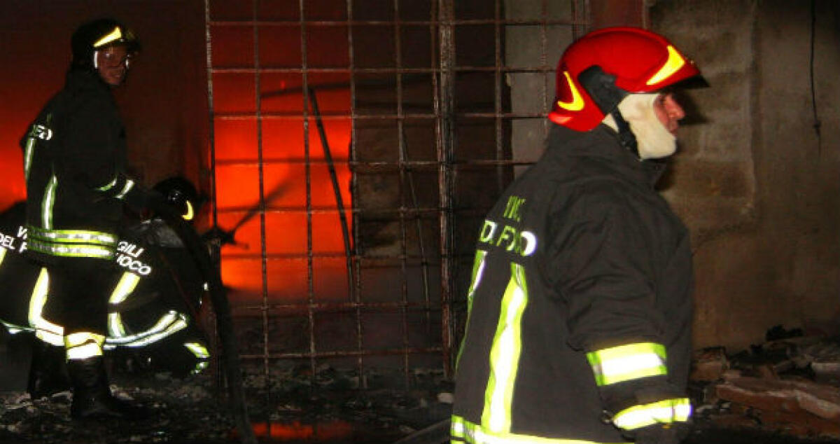 Terzo rogo in appena ventiquattro ore, all'alba un'auto in fiamme a Giardinelli - 