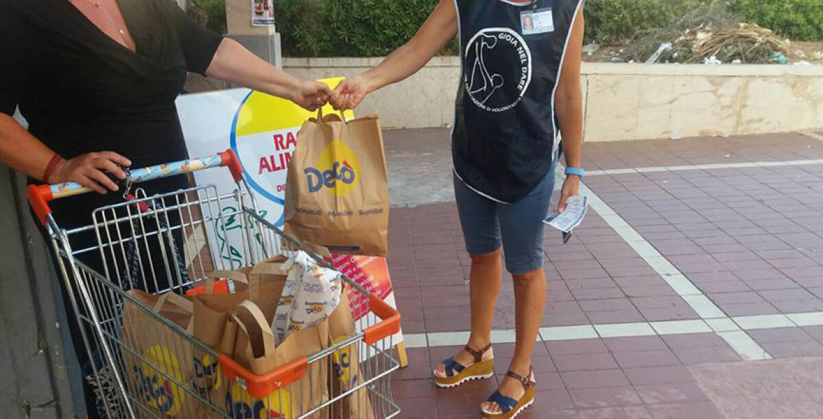 Oltre 1500 famiglie gelesi sopravvivono grazie al pacco alimentare donato dal mondo del volontariato - 