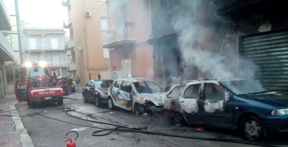 Panico in via Amburgo, l'incendio ad una "Punto" causa una fuga di gas - 