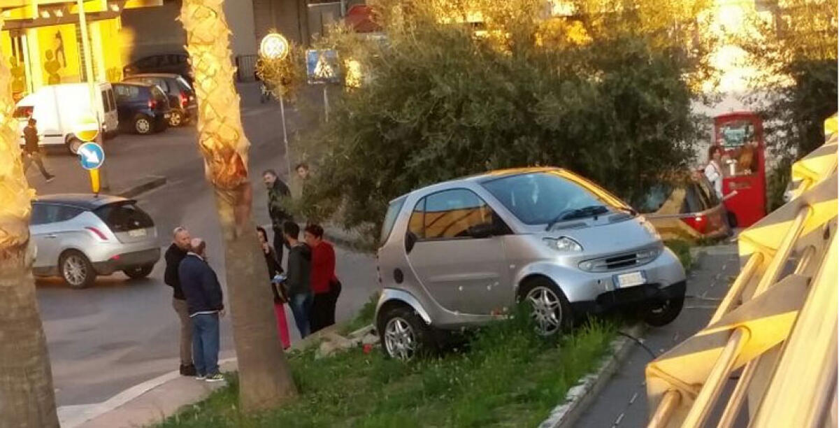 Con la Smart supera un marciapiede, un muretto e torna a casa illesa - 