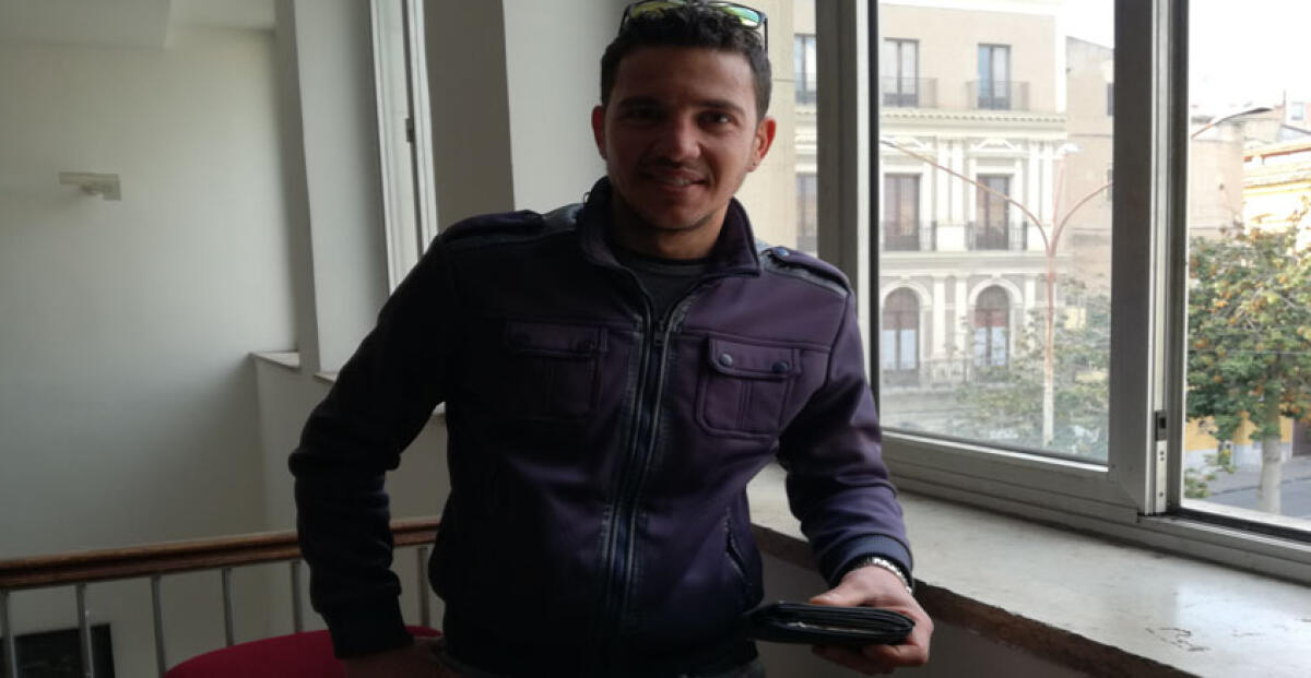 Giovane operaio trova un portafogli con centinaia di euro e lo restituisce: "Gela è anche questa" - 