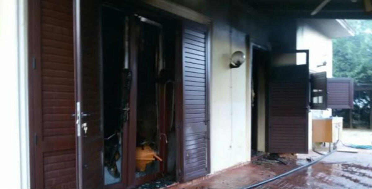 Una villetta danneggiata dal fuoco, il rogo a Piano Marina: un altro caso negli scorsi mesi - 