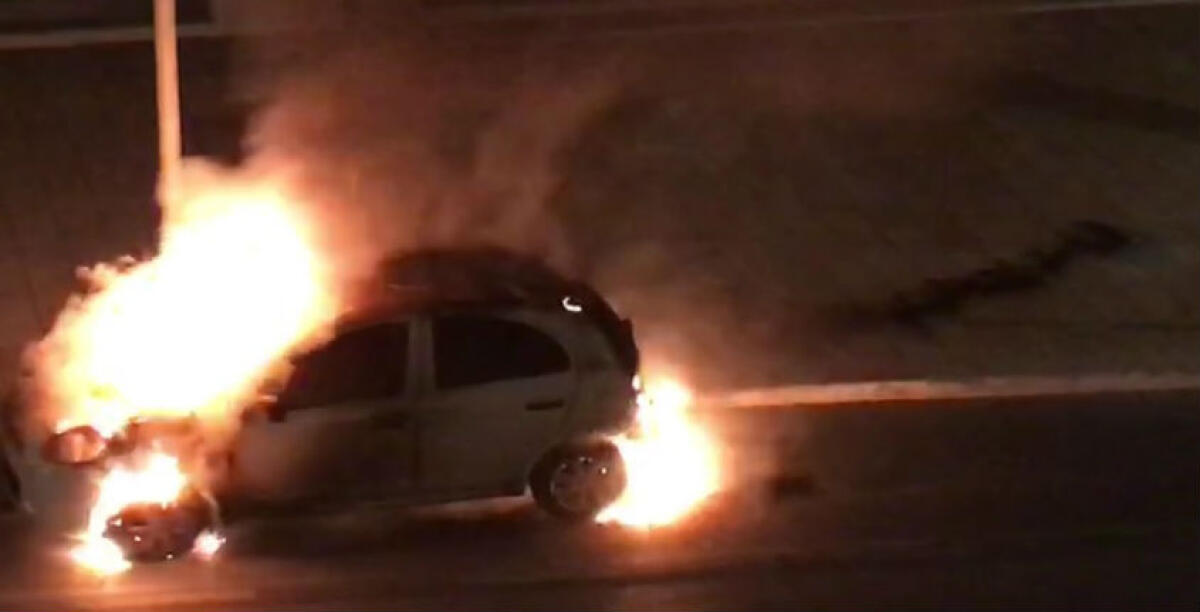 Una Nissan distrutta dalle fiamme, il rogo in corso Vittorio Emanuele: l'auto è di un dirigente comunale - 