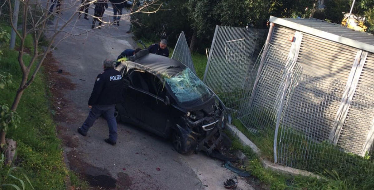 Con la "Smart" finisce dentro la scuola, panico alla media "Verga" - 