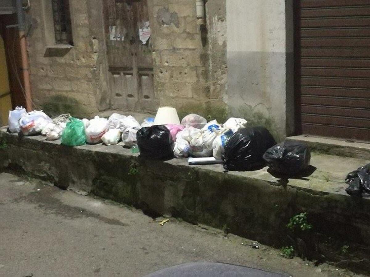 Rifiuti depositati in strada a Carrubbazza, "vengono dagli altri quartieri solo per liberarsi dei sacchi" - 