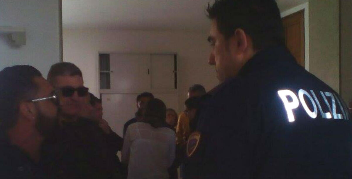 Il porto senza futuro e la rabbia degli operai, caos in consiglio: "Basta passerelle, dateci il lavoro" - 