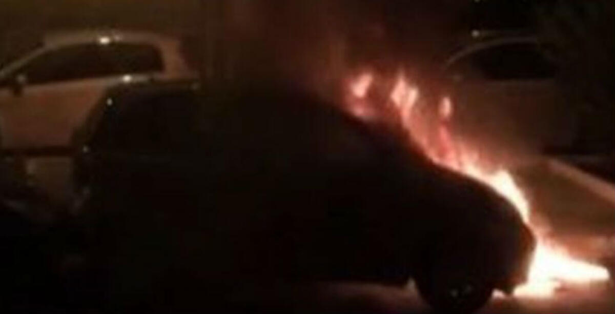 Fiamme nella notte in via Iacopo da Lentini, distrutta l'auto di un pensionato - Immagini di repertorio