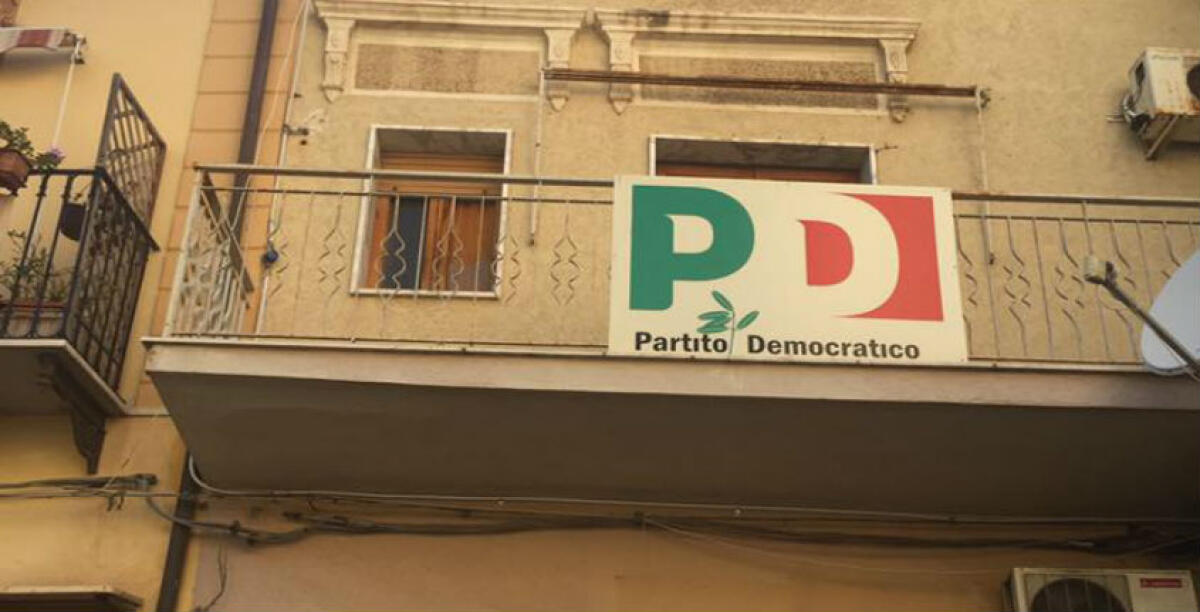 Il Pd sceglie il segretario nazionale e in piazza Martiri della Libertà è tensione: contestate le operazioni di voto - 