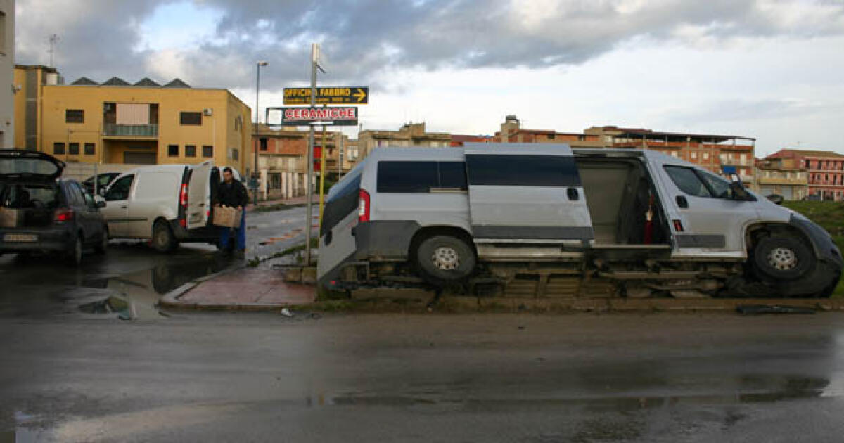 Rogo all'alba a Villaggio Aldisio, fiamme ad un autocarro parcheggiato in via Falconara - 